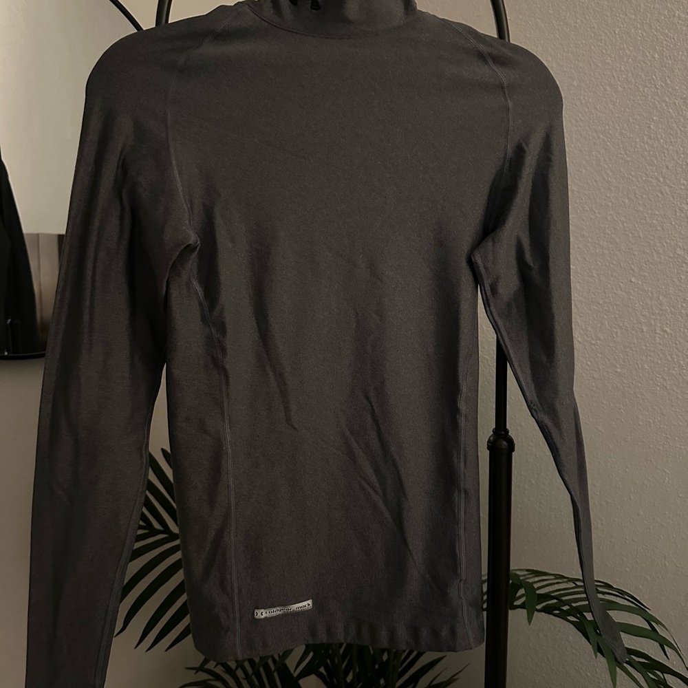 Long sleeved athletic shirt